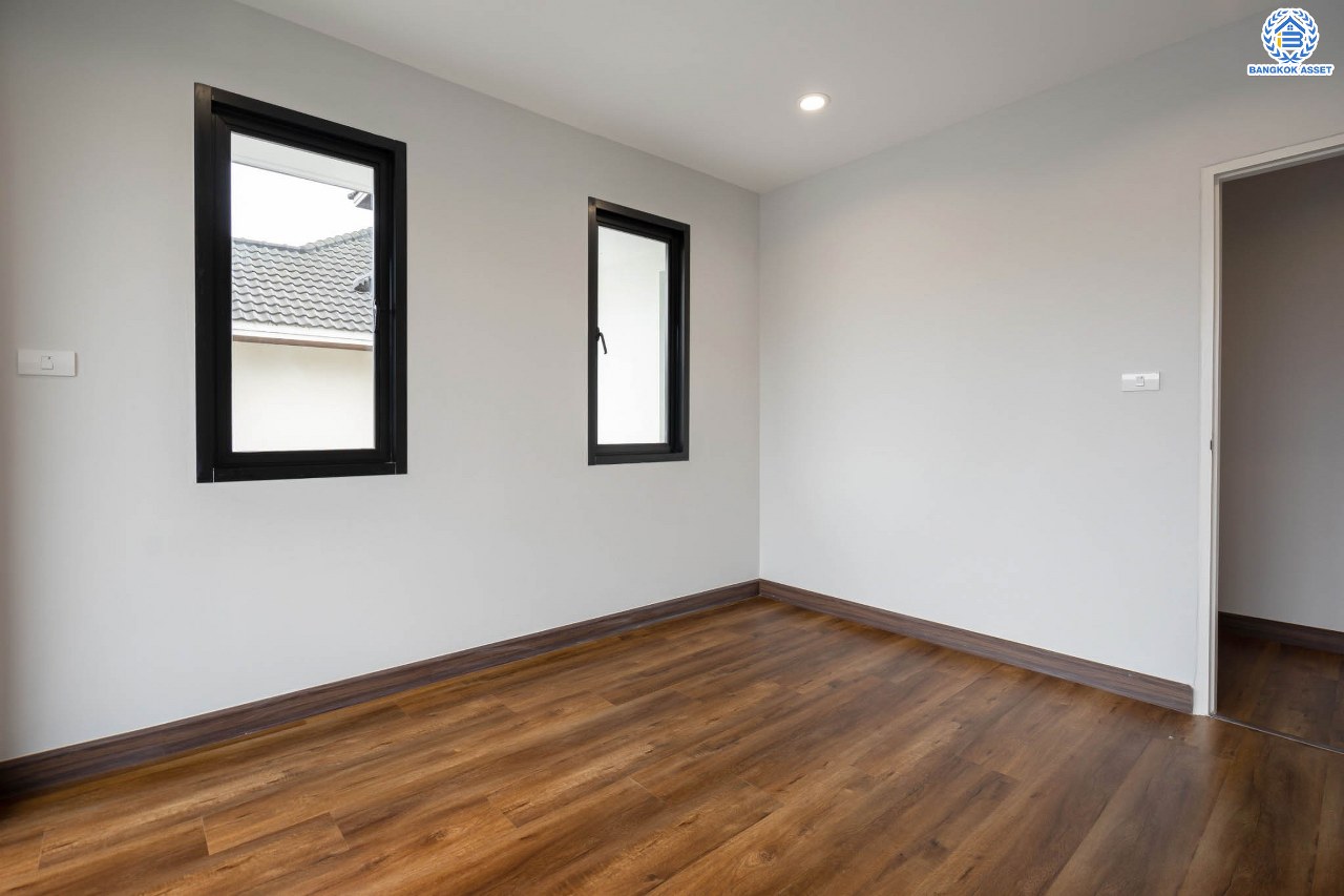 บ้านมือสองตกแต่งใหม่ ม.พิมาน ปิ่นเกล้า-กาญจนาภิเษก เนื้อที่ 64 ตร.ว. ฟังก์ชัน 3 ห้องนอน 4 ห้องน้ำ 1 ห้องแม่บ้าน จอดรถได้ 2 คัน บนทำเลเดินทางสะดวก ติดถนนกาญจนาภิเษก เชื่อมต่อหลายเส้นทาง ใกล้ทางด่วน "กาญจนาภิเษก" รถไฟฟ้า "สถานีหลักสอง" และเดอะมอลล์บางแค...